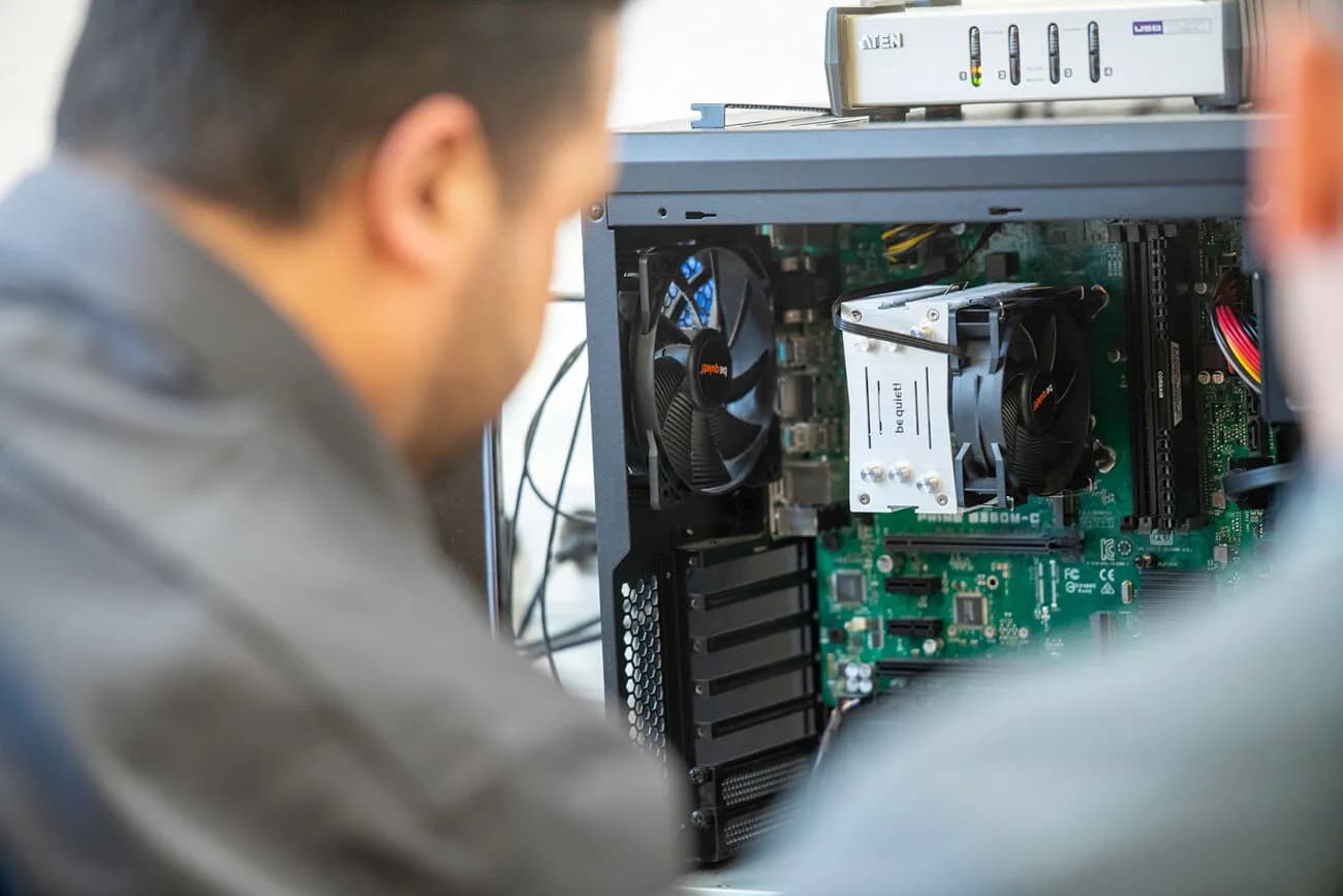 FM-Systemhaus Mitarbeiter im Beratungsgespräch
