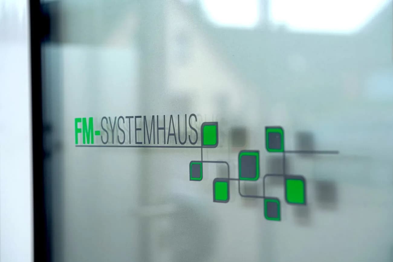 FM-Systemhaus Logo am Firmensitz in Weyhe